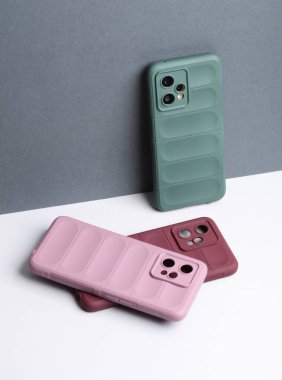 Beyaz gri arka planda akıllı telefon koruma kılıfları