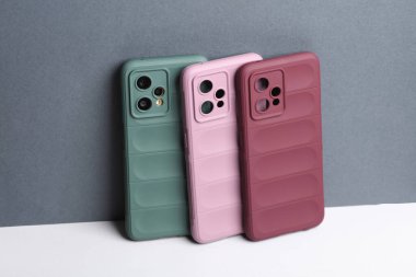 Beyaz gri arka planda akıllı telefon koruma kılıfları