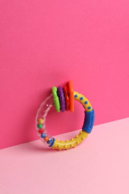 Pembe arka planda yeni doğmuş bebek tıngırtısı