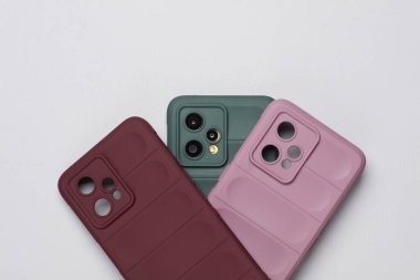 Beyaz arkaplanda akıllı telefon koruma kılıfları