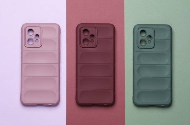 Renkli arka planda akıllı telefon koruyucu kılıflar. Üst görünüm