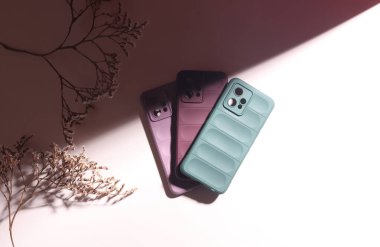 Bej arka planda gölgeli akıllı telefon koruyucuları