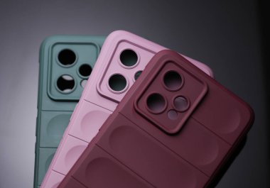 Siyah arkaplanda akıllı telefon koruma kılıfları