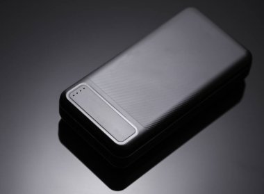 Siyah güç bankası, siyah arka planda dış batarya.