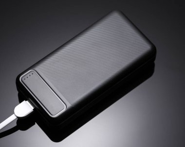 Siyah güç bankası, siyah arka planda dış batarya.