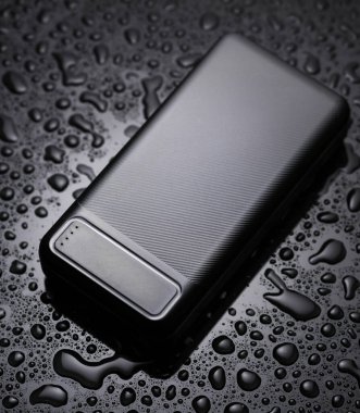 Güç bankası, siyah arkaplanda dış pil