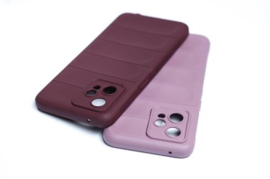 Beyaz arkaplanda akıllı telefon koruma kılıfları