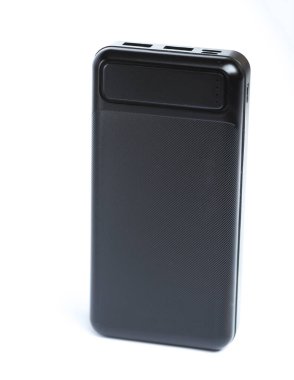 Beyaz arka planda siyah dış batarya güç bankası