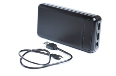 Beyaz arka planda siyah dış batarya güç bankası