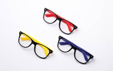 Beyaz arka planda şık gözlükler. Üst görünüm