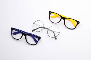 Beyaz arka planda şık gözlükler. Üst görünüm