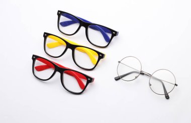 Beyaz arka planda şık gözlükler. Üst görünüm