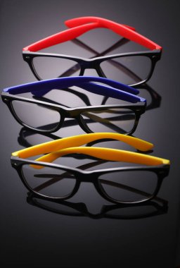 Siyah arkaplanda şık gözlük.