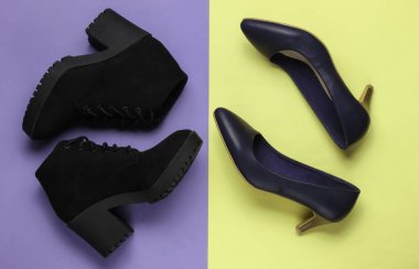 Renkli bir arka planda yüksek topuklu ayakkabı ve botlar. Minimalist moda konsepti. Üst görünüm