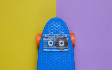 Pop sanatının retro tarzı hala hayat. 80 'ler. İki renkli kâğıt arkaplanda ses kaseti olan bir kruvazör tahtası. Üst görünüm.