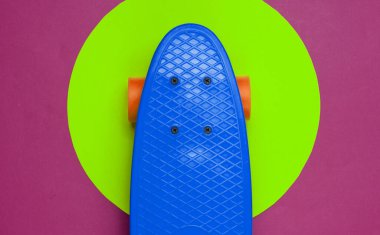 Mor arka planda kruvazör tahtasının ortasında sarı daire var. Yaz eğlencesi. Stüdyo moda çekimi. Üst görünüm.