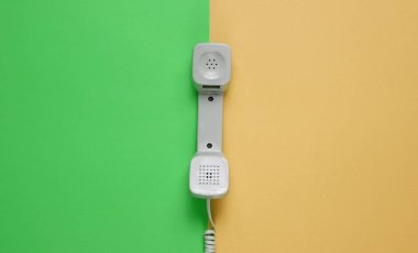 Neon renkli arka planda üç Retro telefon ahizesi. Popüler kültür. 80 'ler. Minimalist moda çekimi. Üst görünüm