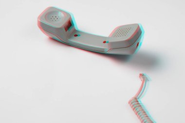 Arıza mı? Etkisi bu. Beyaz arka planda kablo olan cep telefonuna geri dön. Merkezi ara. Yardım hattı. Üst görünüm