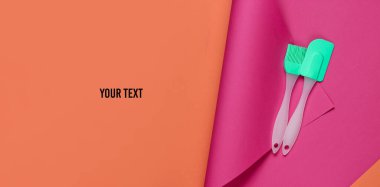 Renkli bir kağıtta mutfak araçları ve metin için boşluk. Minimalist yemek pişirme, hayat devam ediyor. Pastel renk eğilimi