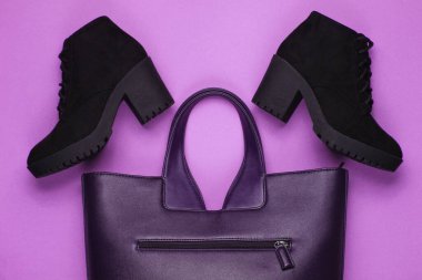 Deri çanta ve pembe arka planda botlar. Minimalist moda hala hayattadır. Düz yatıyordu. Üst görünüm
