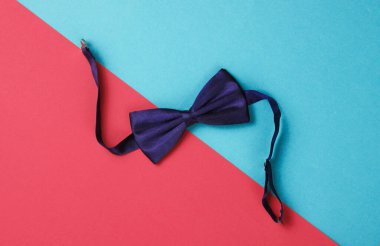 Renkli kağıt arkaplanda papyon. Üst görünüm.