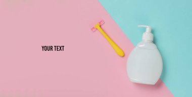 Epilasyon için bir şişe jöle, renkli bir arka planda jilet ve metnin için yer. Pastel renk eğilimi. Minimalist güzellik konsepti. Üst görünüm