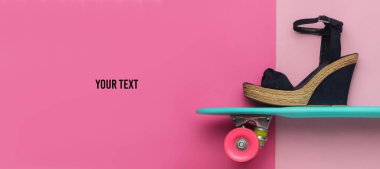 Yaz eğlencesi. Pembe stüdyo arka planında kruvazör tahtasıyla platformda kadın sandaletleri. Moda çekimi, üst manzara. Boşluğu kopyala