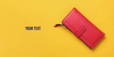 Sarı arka planda kırmızı deri cüzdan. Üst Manzara. Boşluğu kopyala