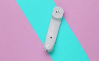 Renkli kağıt arkaplanda el seti. Minimalist ofis kavramı. Üst görünüm