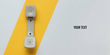 Sarı beyaz kağıt üzerine menteşe. Minimalist ofis kavramı. Üst Manzara. Boşluğu kopyala