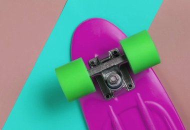 Renkli kâğıt arkaplanda kruvazör tahtası. Yaz eğlencesi. Stüdyo çekimi. Üst görünüm