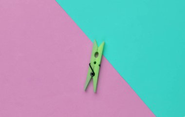 Mavi-pembe arka planda plastik mandal. Minimalizm moda kavramı