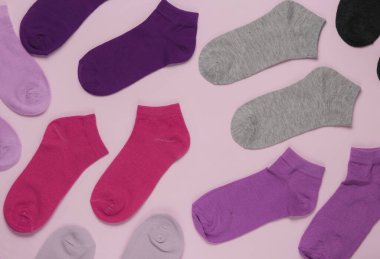 Birçok renkli çorabın arka planı.