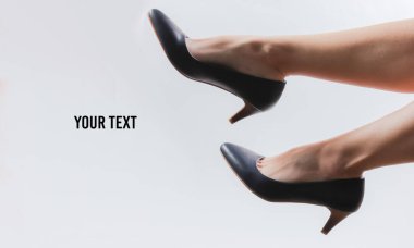 Beyaz arka planda klasik yüksek topuklu ayakkabılı ince kadın bacakları. Uzayı kopyala Stüdyo moda çekimi