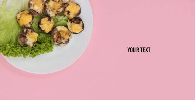 Doldurulmuş mantar peyniri. Pembe arkaplanda restoran yemeği ve metin için boşluk