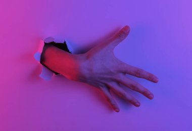 Mistik cadılar bayramı konsepti. Yırtık bir delikten. Yaratıcı pop sanatının pembe neon rengi. Moda eğilimli aydınlatma. Gece lambası