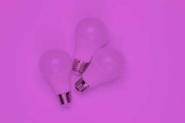 Pembe neon lambalı üç LED ampul. Üst görünüm