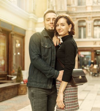 Genç çift birbirine aşık olur ve şehir mimarisinin arka planına karşı şehirde birlikte vakit geçirirler..