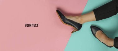 Pantolon giymiş kadın bacakları ve pembe mavi pastel arka planda topuklu klasik ayakkabılar. Üst Manzara. Güzellik ve moda. Boşluğu kopyala