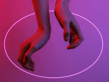 Kadın eli. Neon mavi-kırmızı ışık. Mistik ışık, Cadılar Bayramı teması. Retro dalga 80 'ler. Neon çember