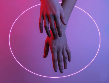 Kadın eli. Neon mavi-kırmızı ışık. Mistik ışık, Cadılar Bayramı teması. Retro dalga 80 'ler. Neon çember