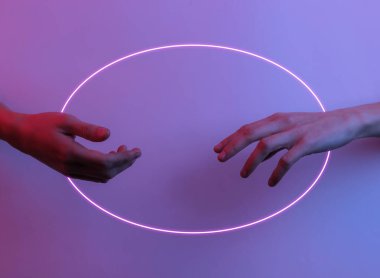 Kadın eli. Neon mavi-kırmızı ışık. Mistik ışık, Cadılar Bayramı teması. Retro dalga 80 'ler