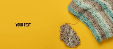 Sarı arkaplanda el örgüsü ve iplik izleri var. Mesajın için de yer var. Üst Manzara. Ev hobisi