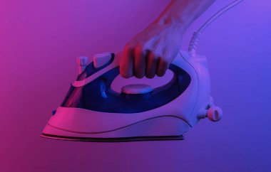 Eller ütülemek için demiri tutar