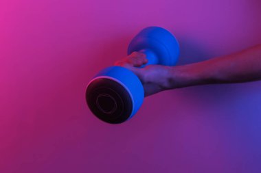 Kadın el ele tutuşuyor. Yaratıcı pop sanatının pembe neon rengi. Moda eğilimli aydınlatma. Gece lambası