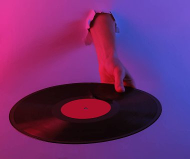 Yırtılan delikten el ele tutuşma plağı. Yaratıcı pop sanatının pembe neon rengi. Moda eğilimli aydınlatma. Gece lambası