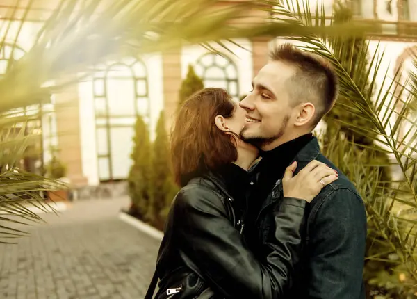 Genç çift birbirine aşık olur ve şehir mimarisinin arka planına karşı şehirde birlikte vakit geçirirler..