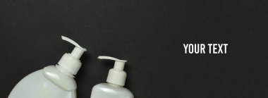 Siyah arka planda bir şişe krema. Üst Manzara. Boşluğu kopyala