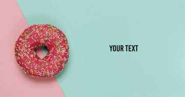 Minimalist yiyecekler hala hayattadır. Pembe pastel arka planda jöleli çörek. Vanilya rengi trendi. Üst Manzara. Boşluğu kopyala