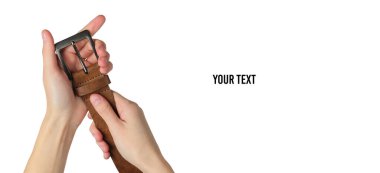 Kadın eli beyaz arka planda izole edilmiş deri kahverengi bir kemer tutuyor. Boşluğu kopyala